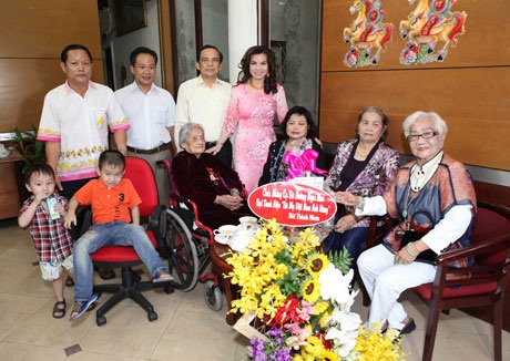 TS. Kim Hồng mừng mẹ chồng nhận danh hiệu Mẹ Việt Nam anh hùng - 9 Vợ chồng TS Kim Hồng cùng mẹ Hoàng Ngọc Mai chụp ảnh cùngĠngười thân
