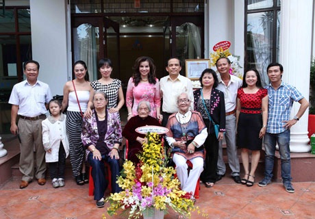 TS. Kim Hồng mừng mẹ chồng nhận danh hiệu Mẹ Việt Nam anh hùng - 10 Vợ chồng TS Kim Hồng cùng mẹ Hoàng Ngọc Mai chụp ảnh cùng người thân