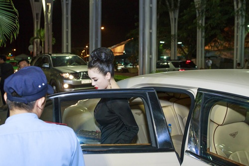 Người đẹp Lương Thu Hương là nữ hoàng đêm hội - 3 Người đẹp Thu Hương bước ra từ chiếc xe hơi sang trọng