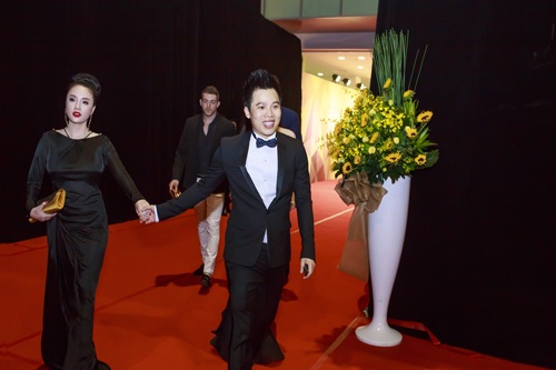 Người đẹp Lương Thu Hương là nữ hoàng đêm hội - 4 Cô được ông bầu Vũ Khắc Tiệp đón tiếp tận tình