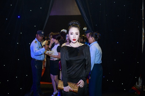 Người đẹp Lương Thu Hương là nữ hoàng đêm hội - 5 Thu Hương nổi bật với váy đen, làn da trắng bóc cùng đôi môi đỏ gợi cảm