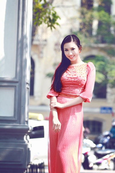 Danh hài Thúy Nga khoe sắc trong tà áo dài - 1 Hà Thanh