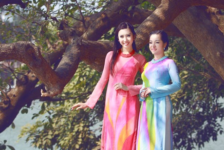 Danh hài Thúy Nga khoe sắc trong tà áo dài - 12 Hà Thanh