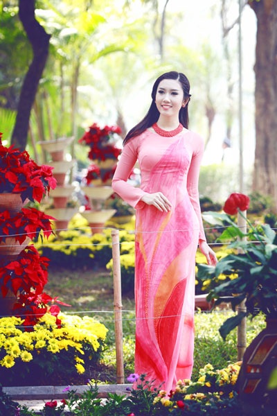 Danh hài Thúy Nga khoe sắc trong tà áo dài - 2 Hà Thanh