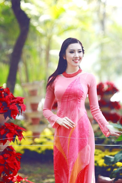 Danh hài Thúy Nga khoe sắc trong tà áo dài - 3 Hà Thanh