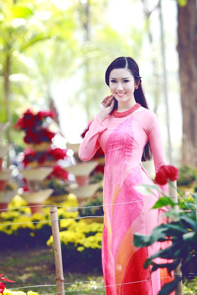 Danh hài Thúy Nga khoe sắc trong tà áo dài - 4 Hà Thanh