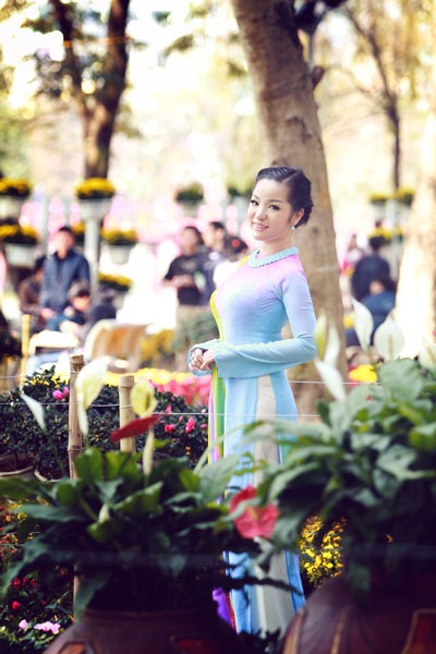 Danh hài Thúy Nga khoe sắc trong tà áo dài - 5 Hà Thanh