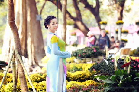 Danh hài Thúy Nga khoe sắc trong tà áo dài - 6 Hà Thanh