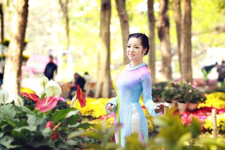 Danh hài Thúy Nga khoe sắc trong tà áo dài - 7 Hà Thanh