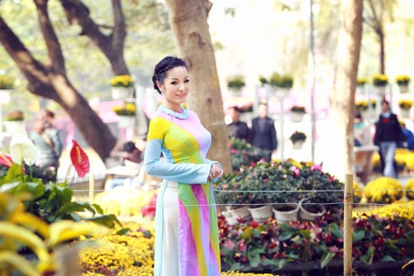 Danh hài Thúy Nga khoe sắc trong tà áo dài - 8 Hà Thanh