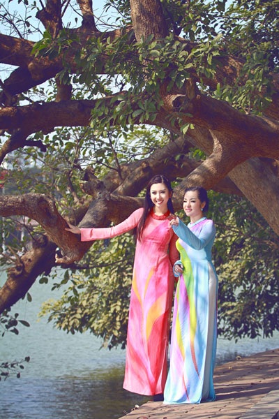 Danh hài Thúy Nga khoe sắc trong tà áo dài - 11 Hà Thanh