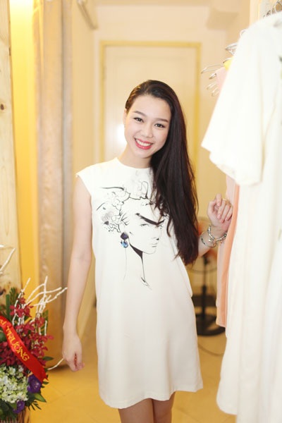 Nghệ sĩ đến chúc mừng NTK Cao Minh Tiến khai trương showroom mới - 6 Người đẹp Trương Tùng Lan