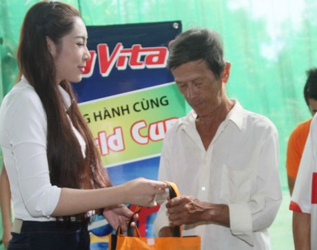 Hoa hậu Đại Dương Đặng Thu Thảo tặng quà cho người nghèo - 11 Các người đẹp tận tình thăm hỏi, trao quà cho người dân