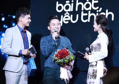 Con gái Mỹ Linh biểu diễn hồn nhiên trên sân khấu - 5 Tùng Dương nhận giải Bài hát yêu thích tháng 6