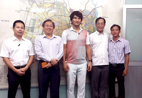 Huyền thoại bóng chày Hàn Quốc đến Việt Nam - 1 Huyền thoại bóng chày Hàn Quốc (giữa) đến Việt Nam sáng ngày 4/7