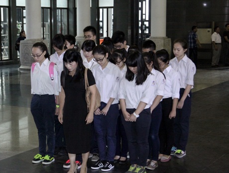 Cô giáo chủ nhiệm và bạn bè cùng ɬớp em Nguyễn Thục Trâm- cháu nội của nhà văn Tô Hoài