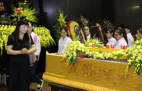 Cô giáo chủ nhiệm và bạn bèȠcùng lớp em Nguyễn Thục Trâm- cháu nội của nhà văn Tô Hoài