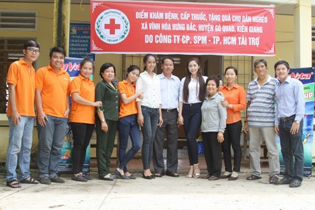 Hoa hậu Đại Dương Đặng Thu Thảo tặng quà cho người nghèo - 12 Đoàn từ thiện chụp ảnh kỷ niệm cùng lãnh đạo xã Vĩnh Hòa Hưng Bắc