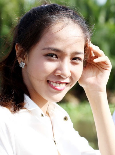 Hoa hậu Đại Dương Đặng Thu Thảo tặng quà cho người nghèo - 4 ...và Phan Thu Phương ăn mặc giản dị, tươi tắn