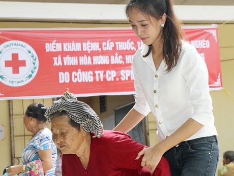 Hoa hậu Đại Dương Đặng Thu Thảo tặng quà cho người nghèo - 8 Các người đẹp tận tình thăm hỏi, trao quà cho người dân