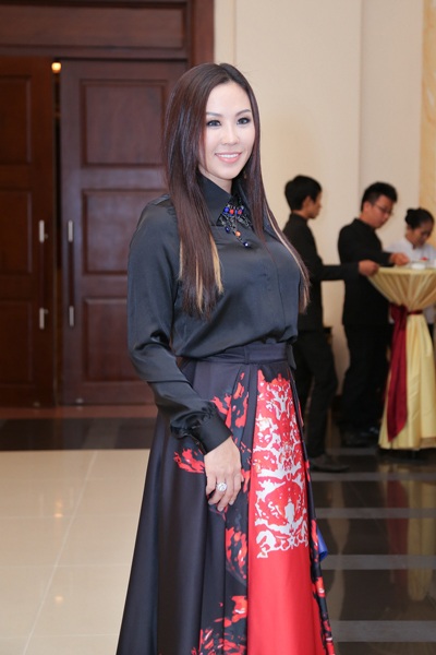 Hoa hậu Thu Hoài lộng lẫy diện váy hàng hiệu trăm triệu - 4 Thu Hoài và Phương Vy