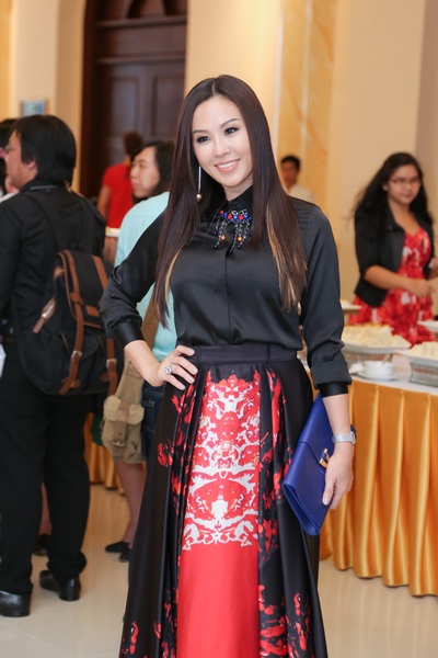 Hoa hậu Thu Hoài lộng lẫy diện váy hàng hiệu trăm triệu - 5 Thu Hoài và Phương Vy
