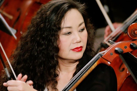 Tùng Dương trình diễn “Chiếc khăn Piêu” với dàn nhạc giao hưởng - 3 NSƯT cello Trần Thị Mơ