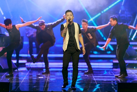 Ca sỹ Tuấn Hưng ôm mẹ khóc nức nở trên sân khấu - 1 Tuấn Hưng mở màn liveshow bằng nhiều ca khúc sôi động gắn với tên tuổi