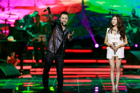 Ca sỹ Tuấn Hưng ôm mẹ khóc nức nở trên sân khấu - 10 Hà Thanh