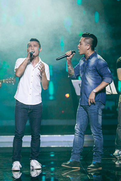 Ca sỹ Tuấn Hưng ôm mẹ khóc nức nở trên sân khấu - 11 Hà Thanh