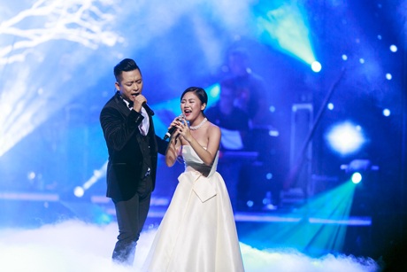 Ca sỹ Tuấn Hưng ôm mẹ khóc nức nở trên sân khấu - 12 Hà Thanh