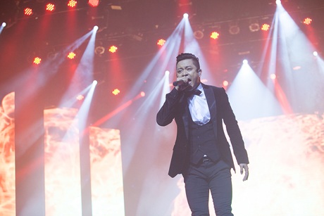 Ca sỹ Tuấn Hưng ôm mẹ khóc nức nở trên sân khấu - 13 Hà Thanh