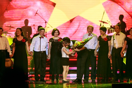 Ca sỹ Tuấn Hưng ôm mẹ khóc nức nở trên sân khấu - 14 Hà Thanh