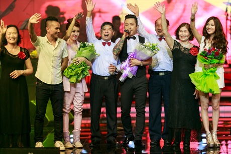 Ca sỹ Tuấn Hưng ôm mẹ khóc nức nở trên sân khấu - 15 Hà Thanh