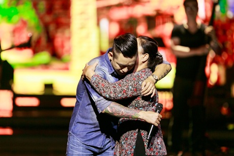 Ca sỹ Tuấn Hưng ôm mẹ khóc nức nở trên sân khấu - 2 Tuấn Hưng ôm mẹ bật khóc trên sân khấu sau khi trình diễn ca khúc Hà Nội và tôi