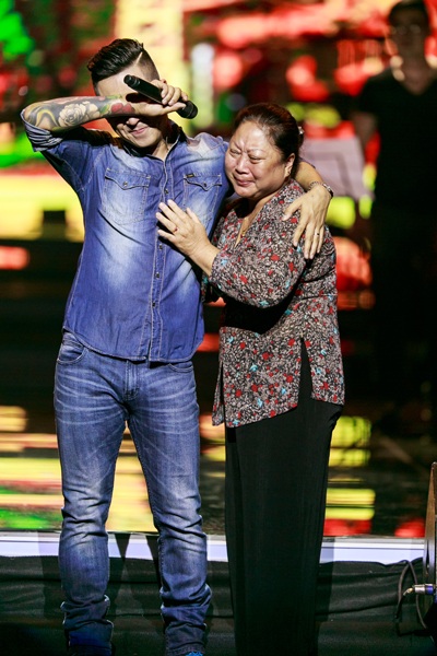 Ca sỹ Tuấn Hưng ôm mẹ khóc nức nở trên sân khấu - 3 Tuấn Hưng ôm mẹ bật khóc trên sân khấu sau khi trình diễn ca khúc Hà Nội và tôi