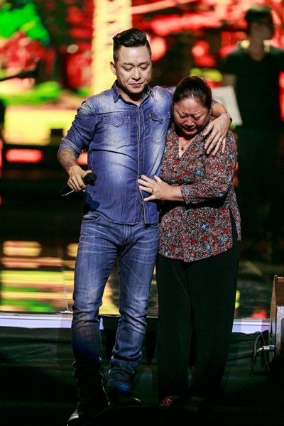 Ca sỹ Tuấn Hưng ôm mẹ khóc nức nở trên sân khấu - 4 Tuấn Hưng ôm mẹ bật khóc trên sân khấu sau khi trình diễn ca khúc Hà Nội và tôi