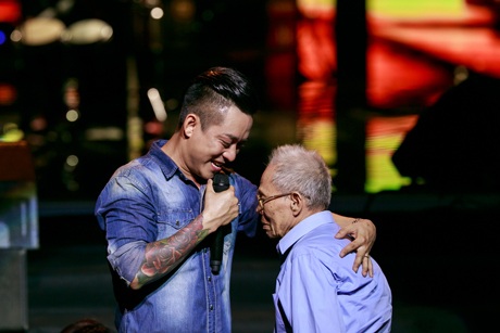 Ca sỹ Tuấn Hưng ôm mẹ khóc nức nở trên sân khấu - 5 Ông ngoại Tuấn Hưng xúc động khi đến ủng hộ cháu trai