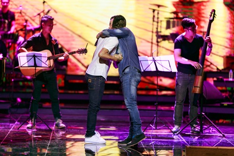 Ca sỹ Tuấn Hưng ôm mẹ khóc nức nở trên sân khấu - 6 Anh Tú và Tuấn Hưng ôm nhau trên sân khấu