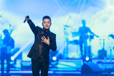 Ca sỹ Tuấn Hưng ôm mẹ khóc nức nở trên sân khấu - 7 Hà Thanh