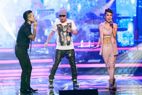 Ca sỹ Tuấn Hưng ôm mẹ khóc nức nở trên sân khấu - 8 Hà Thanh