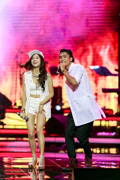 Ca sỹ Tuấn Hưng ôm mẹ khóc nức nở trên sân khấu - 9 Hà Thanh