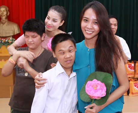 Hoa hậu Đại Dương Đặng Thu Thảo thăm trẻ em khuyết tật - 10 Hà Thanh