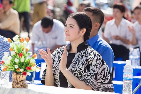 Lý Nhã Kỳ kêu gọi chống bạo lực trẻ em - 3 Lý Nhã Kỳ tham gia buổi mít tinh kêu gọi Giảm thiểu bạo lực với trẻ em
