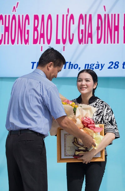 Lý Nhã Kỳ kêu gọi chống bạo lực trẻ em - 4 Lý Nhã Kỳ tham gia buổi mít tinh kêu gọi Giảm thiểu bạo lực với trẻ em