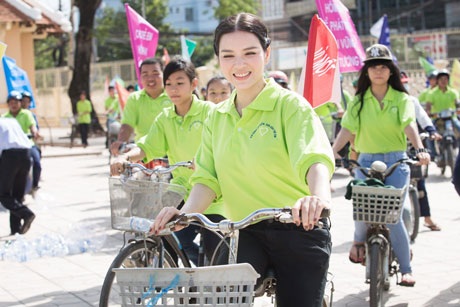 Lý Nhã Kỳ kêu gọi chống bạo lực trẻ em - 11 <b style=mso-bidi-font-weight:
normal>Hà Thanh