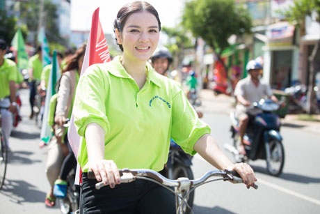Lý Nhã Kỳ kêu gọi chống bạo lực trẻ em - 12 <b style=mso-bidi-font-weight:
normal>Hà Thanh