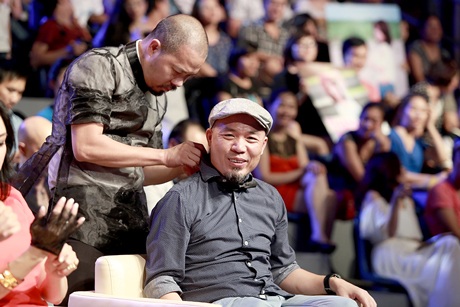 Phạm Hà My bị loại tại liveshow 5 Sao Mai điểm hẹn - 3 Huy Tuấn được NTK Đức Hùng giúp thắt nơ
