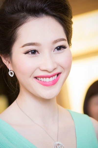 Hoa hậu Thu Thảo đẹp dịu dàng với váy xanh bạc hà - 9 Hà Thanh