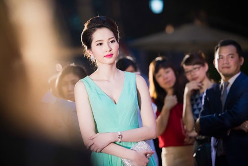 Hoa hậu Thu Thảo đẹp dịu dàng với váy xanh bạc hà - 2 Hà Thanh